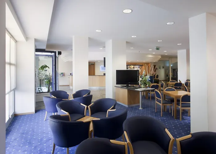 City Hotel & Suites